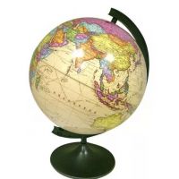 Dünyanın siyasi xəritəsi ilə stolüstü fırlanan qlobus